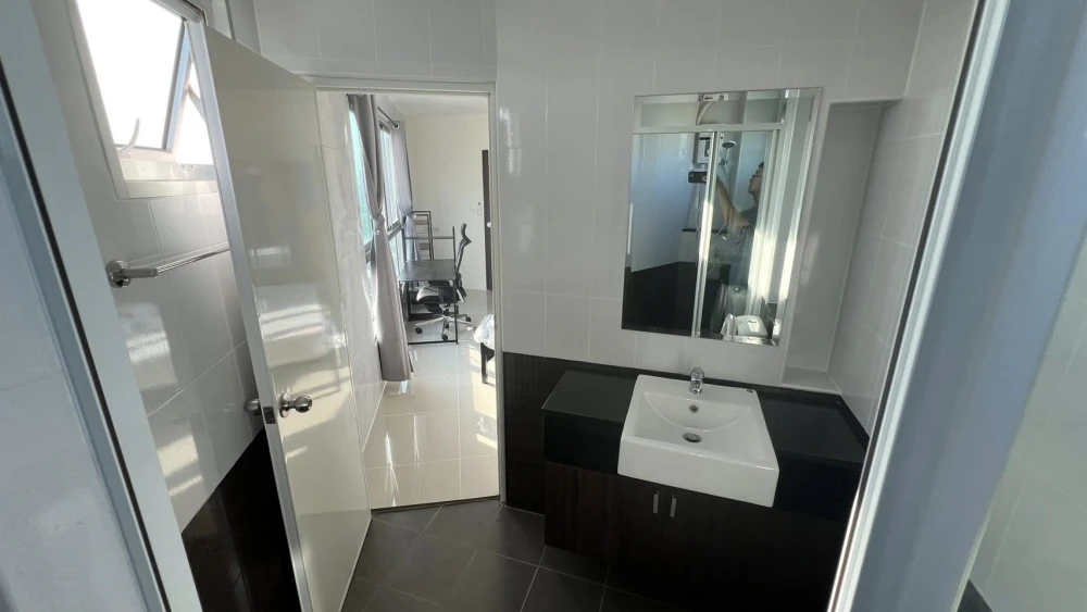 For rent: Assakarn Place Srinakarin, 36th floor, corner room, fully furnished, ready to move in, book now, don't wait.