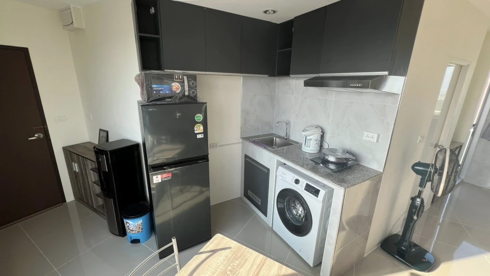 For rent: Assakarn Place Srinakarin, 36th floor, corner room, fully furnished, ready to move in, book now, don't wait.
