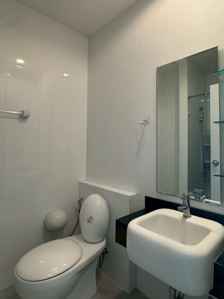 Astro Condominium for rent, 30th floor, fully furnished, very livable. Book now, don't miss out!