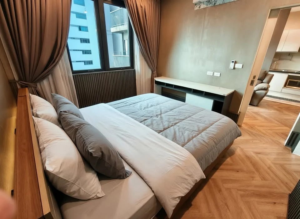Astro Condominium for rent, spacious room, lots of usable space, beautifully decorated in a cool tone, fully furnished, reserve now!