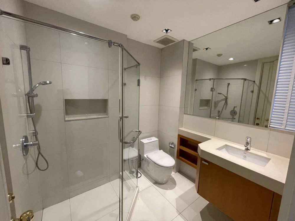 For rent: Athenee Residence, 2 bedrooms, 2 bathrooms, spacious living area, with walk-in closet. Don't miss out!