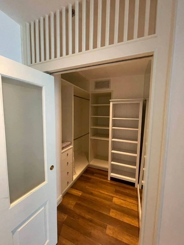 For rent: Athenee Residence, 2 bedrooms, 2 bathrooms, spacious living area, with walk-in closet. Don't miss out!