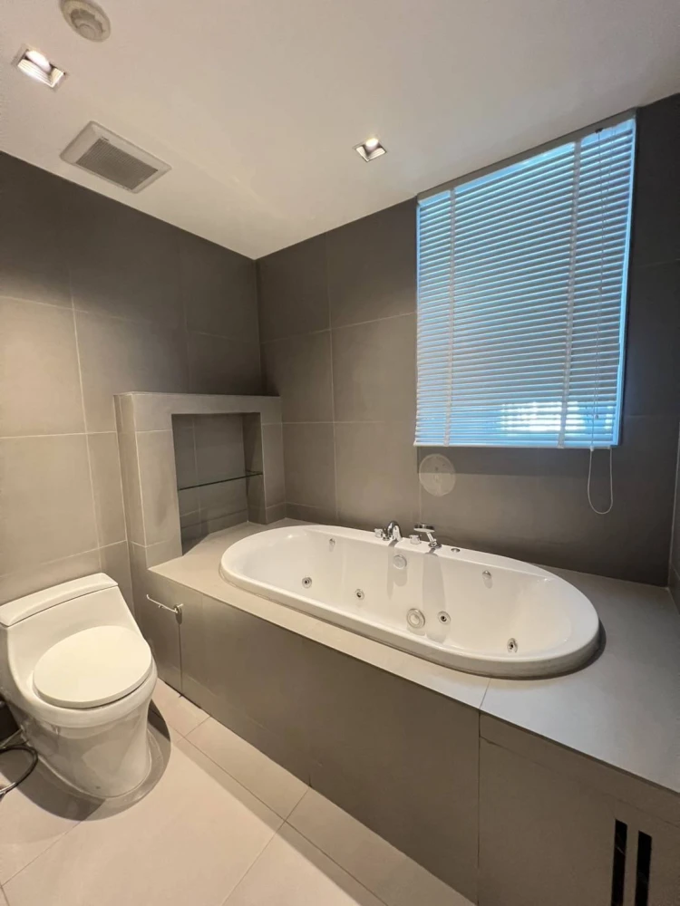 For rent: Athenee Residence, 2 bedrooms, 2 bathrooms, spacious living area, with walk-in closet. Don't miss out!