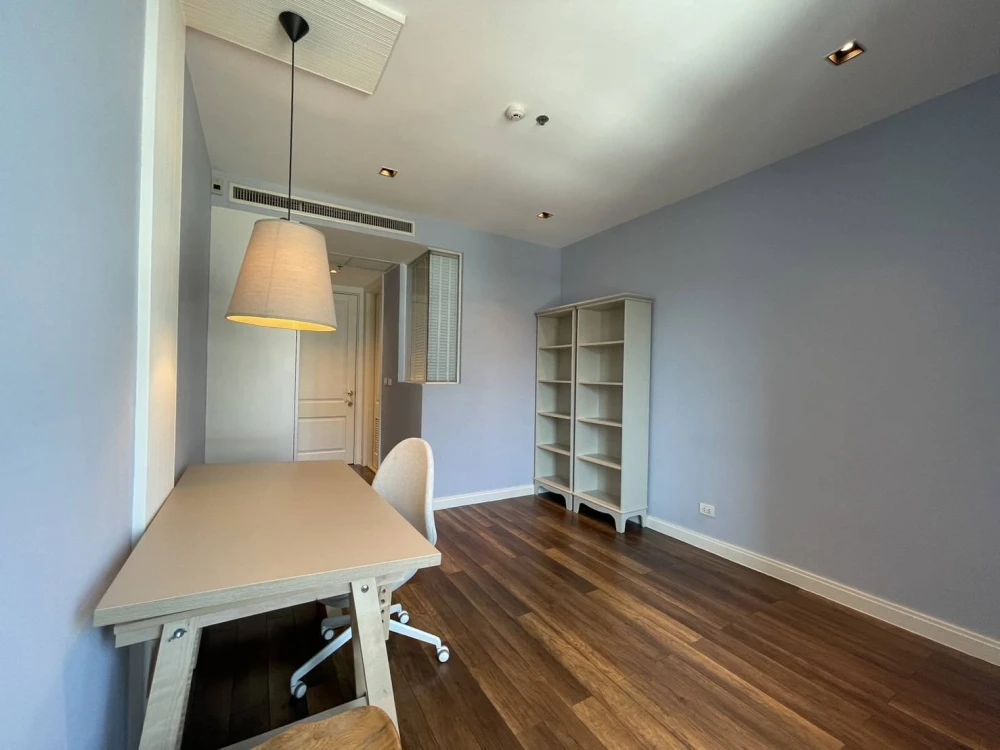 For rent: Athenee Residence, 2 bedrooms, 2 bathrooms, spacious living area, with walk-in closet. Don't miss out!