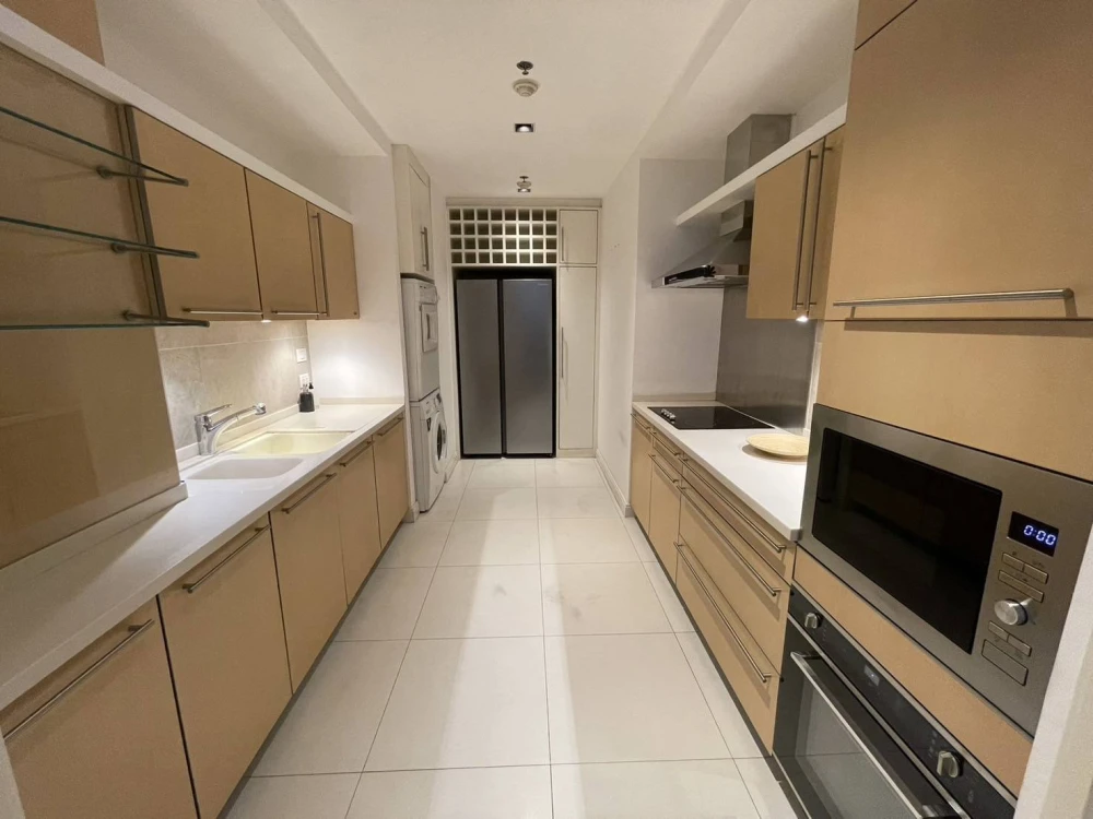 For rent: Athenee Residence, 2 bedrooms, 2 bathrooms, spacious living area, with walk-in closet. Don't miss out!