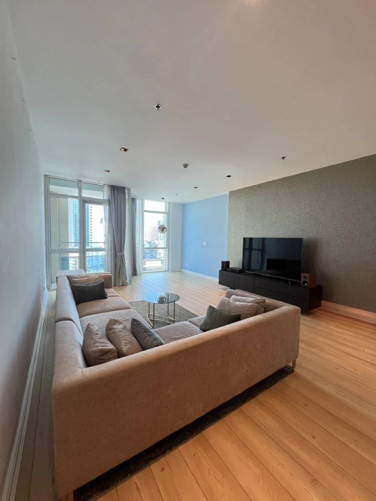 For rent: Athenee Residence, 2 bedrooms, 2 bathrooms, spacious living area, with walk-in closet. Don't miss out!