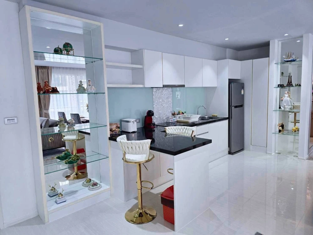 For rent: Atlantis Condo Resort Pattaya, 2 bedrooms, spacious living area, fully furnished, pool view, unblocked. Book now!