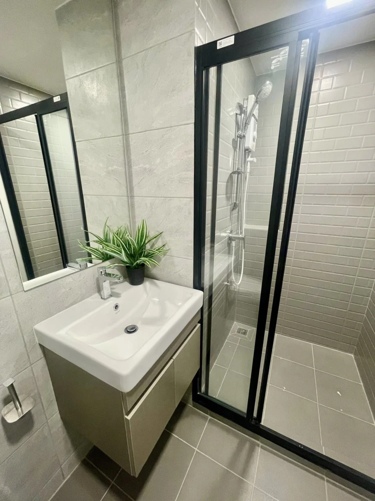 For rent: Atmoz Flow Minburi, a room decorated in a luxurious and expensive style, good location, complete facilities, fully furnished, don't miss it.