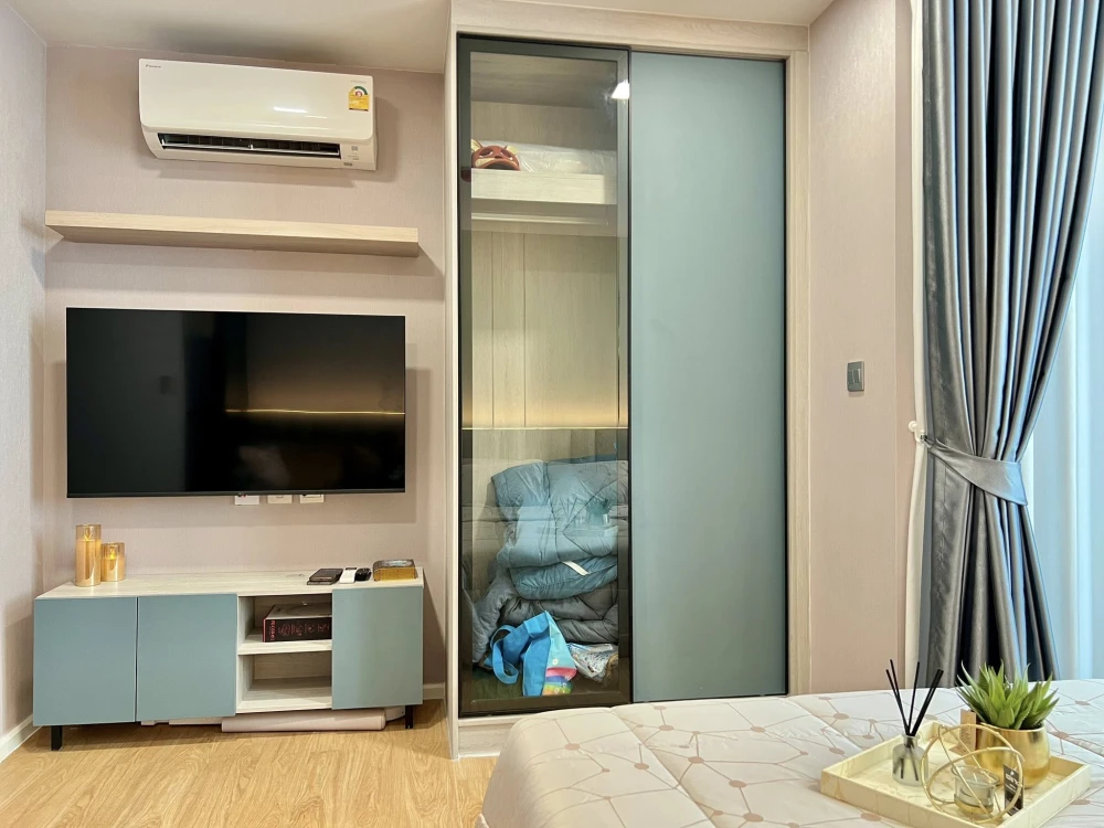 For rent Atmoz kanaal Rangsit decorated with headboard and long built-in sofa, good quality furniture and appliances