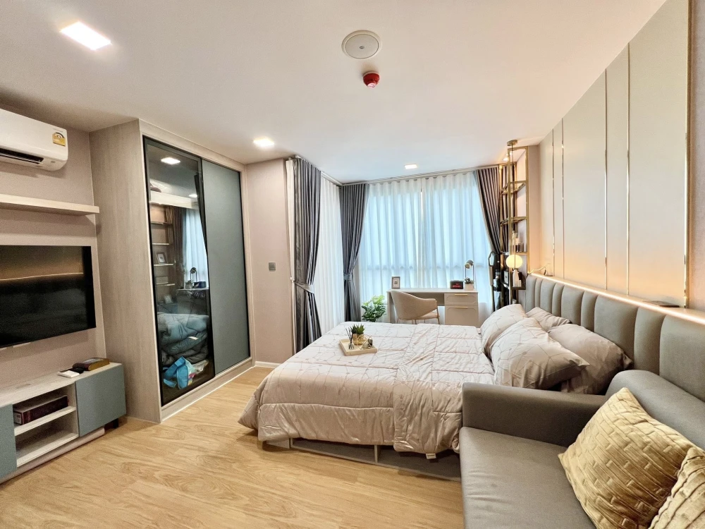 For rent Atmoz kanaal Rangsit decorated with headboard and long built-in sofa, good quality furniture and appliances