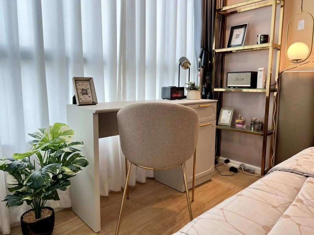 For rent Atmoz kanaal Rangsit decorated with headboard and long built-in sofa, good quality furniture and appliances