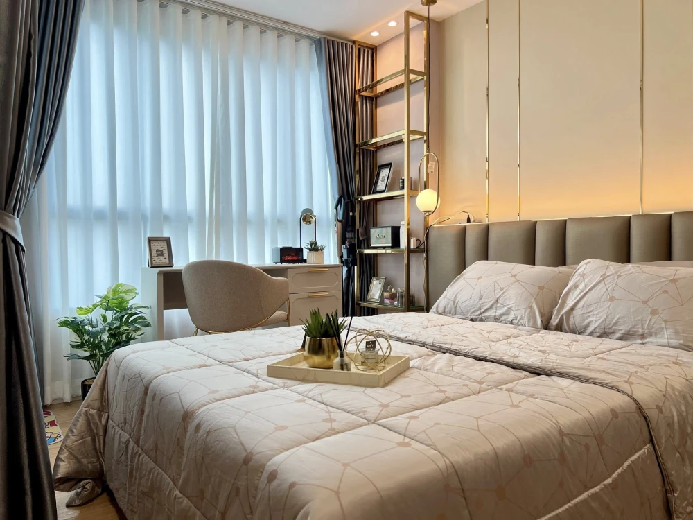 For rent Atmoz kanaal Rangsit decorated with headboard and long built-in sofa, good quality furniture and appliances