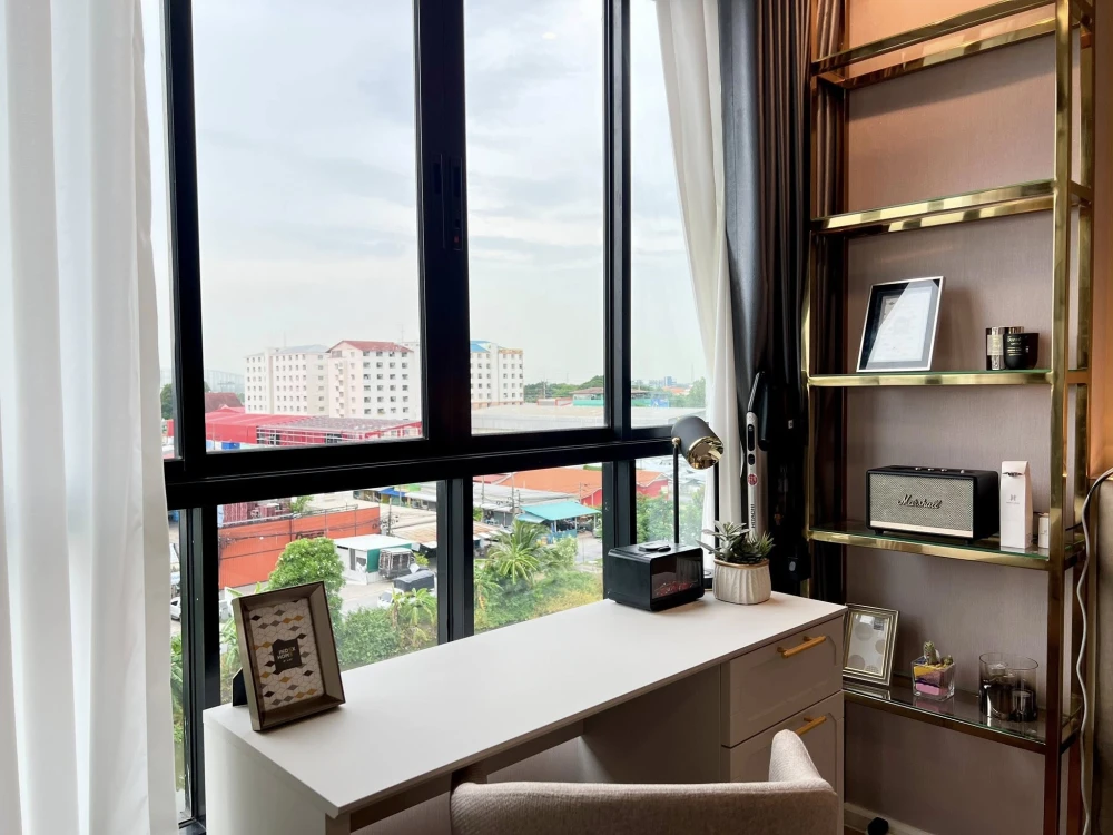 For rent Atmoz kanaal Rangsit decorated with headboard and long built-in sofa, good quality furniture and appliances