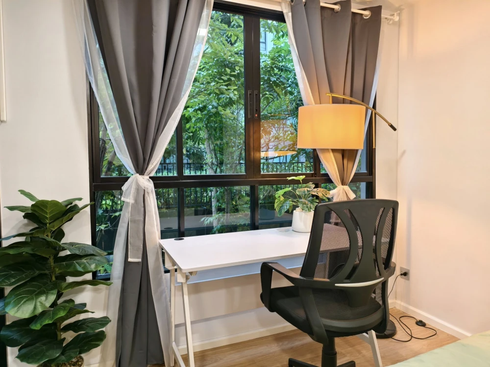 For rent: Atmoz Kanaal Rangsit, 2nd floor room, beautifully decorated in a cool tone, with a view of the beautiful garden. Reserve now!