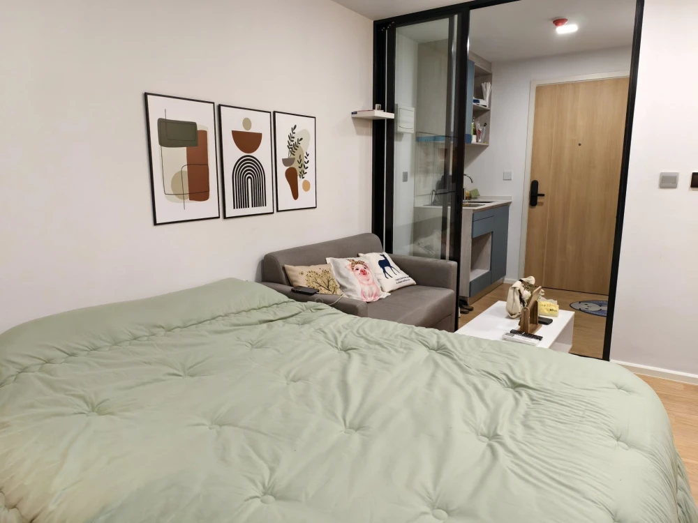 For rent: Atmoz Kanaal Rangsit, 2nd floor room, beautifully decorated in a cool tone, with a view of the beautiful garden. Reserve now!