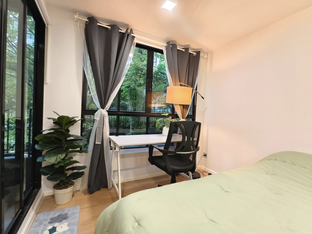 For rent: Atmoz Kanaal Rangsit, 2nd floor room, beautifully decorated in a cool tone, with a view of the beautiful garden. Reserve now!