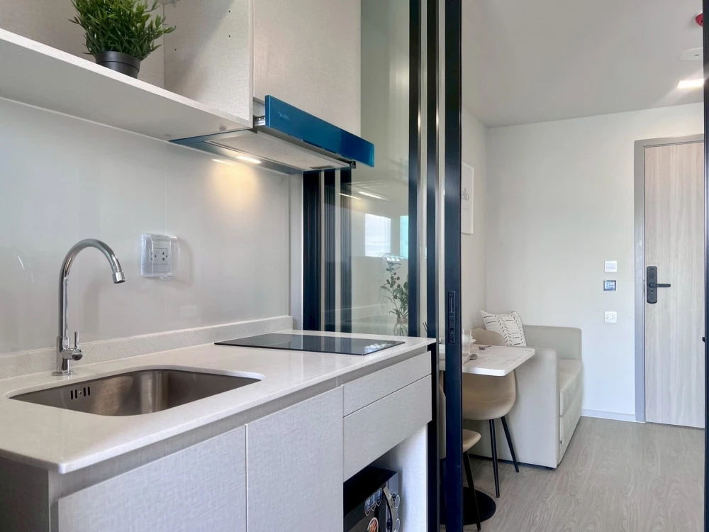 For rent: Atmoz Oasis Onnut, a lovely room with complete furniture and amenities. Reserve now before it's too late!