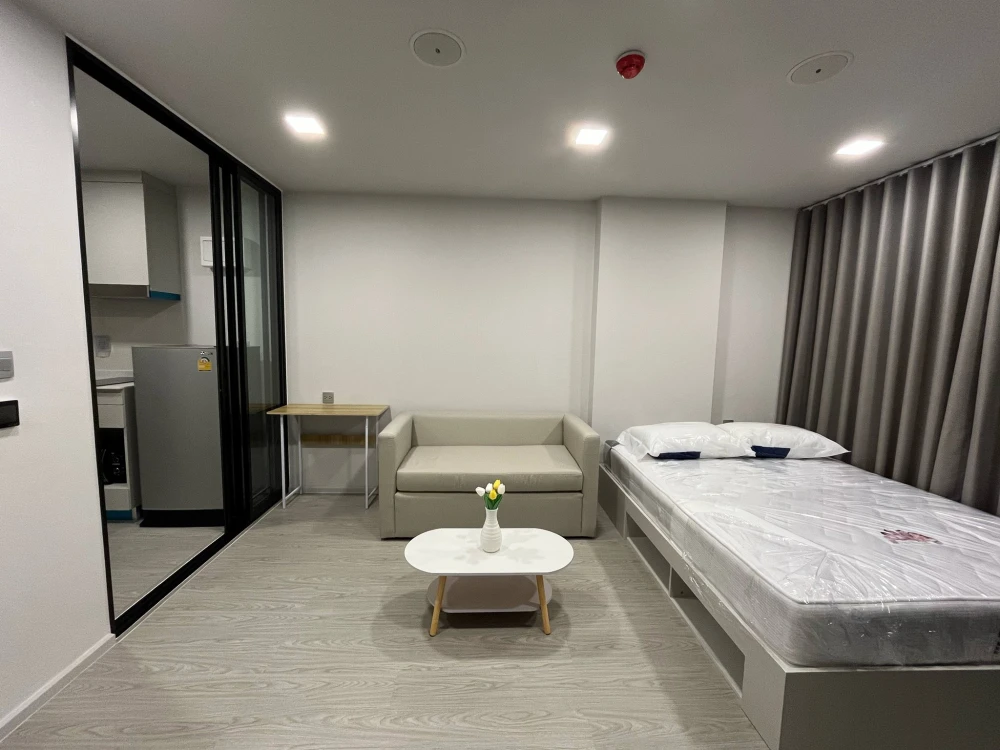 For rent: Atmoz Oasis Onnut, a room decorated in a tone-on-tone style, nice to live in, good location, fully furnished, hurry and book now.