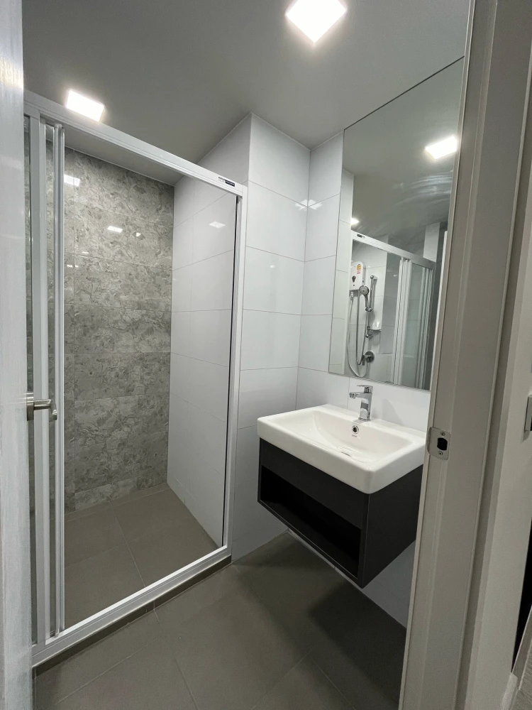 For rent: Atmoz Oasis Onnut, a room decorated in a tone-on-tone style, nice to live in, good location, fully furnished, hurry and book now.