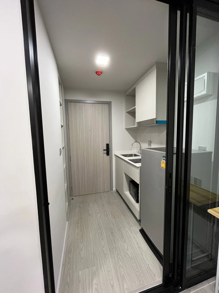 For rent: Atmoz Oasis Onnut, a room decorated in a tone-on-tone style, nice to live in, good location, fully furnished, hurry and book now.