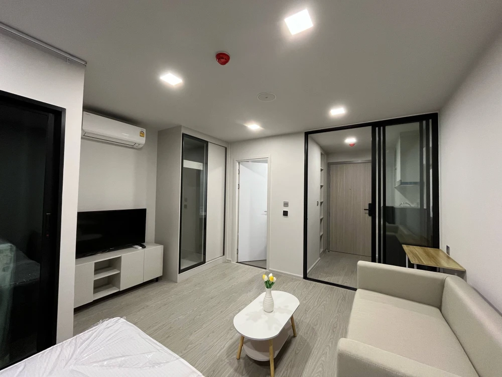 For rent: Atmoz Oasis Onnut, a room decorated in a tone-on-tone style, nice to live in, good location, fully furnished, hurry and book now.