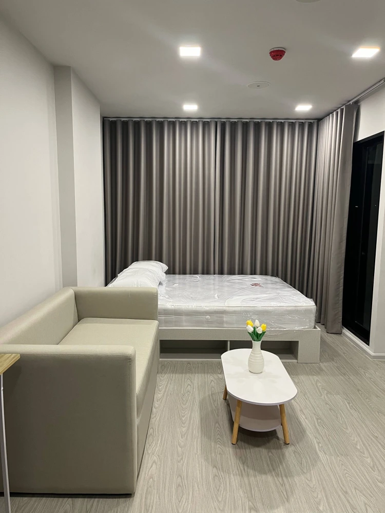 For rent: Atmoz Oasis Onnut, a room decorated in a tone-on-tone style, nice to live in, good location, fully furnished, hurry and book now.