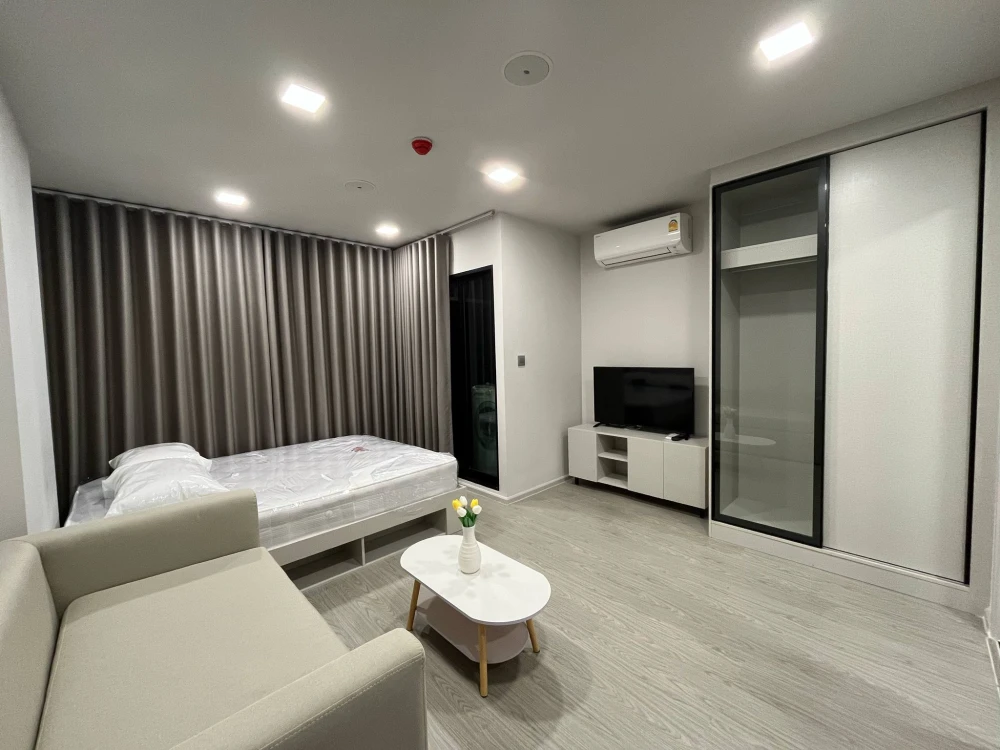 For rent: Atmoz Oasis Onnut, a room decorated in a tone-on-tone style, nice to live in, good location, fully furnished, hurry and book now.