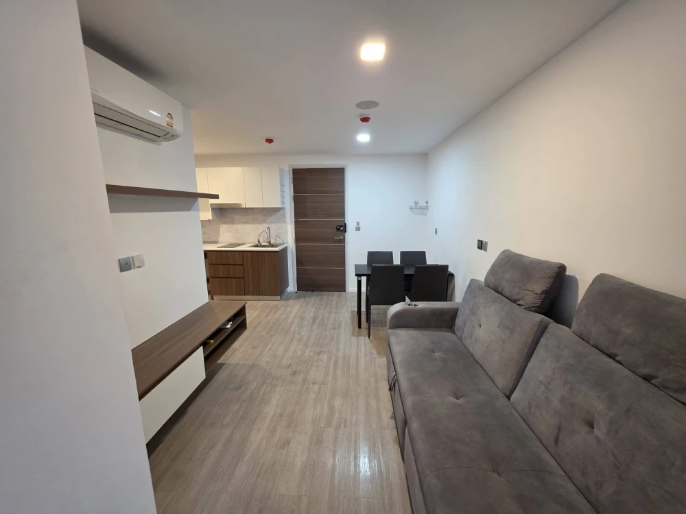 For rent: Atmoz Ladprao 71, 2 bedrooms (1 large, 1 small), 1 bathroom, fully furnished and ready to move in. You won't be disappointed if you book now
