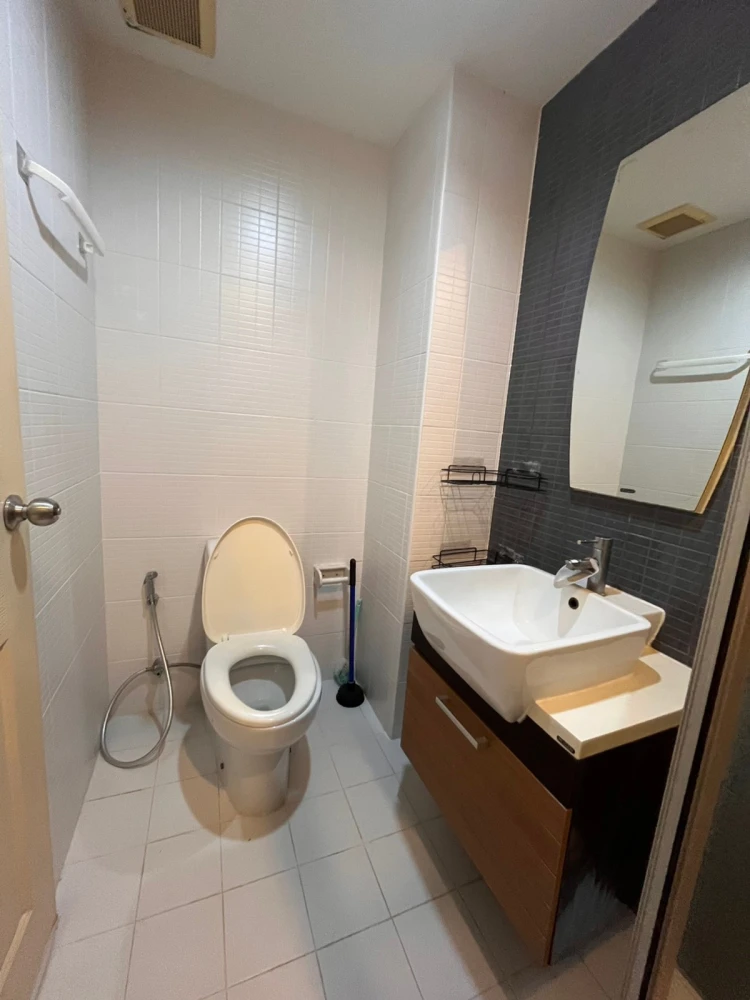 Apartment for rent at Atrium Phahol–Suthisarn, 7th floor. Nice room! Book now, don't miss out!