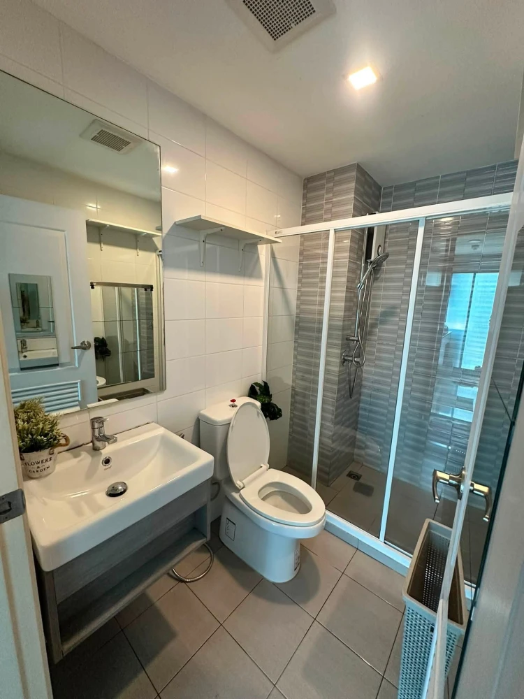 For rent: B-Loft Lite Sukhumvit 115. A lovely unit with high-quality wallpaper and fully furnished. Book now!