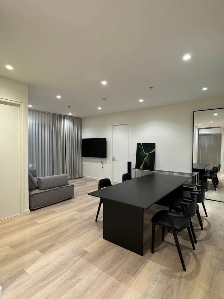 For rent: Baan Klang Krung Siam-Pathumwan, spacious room on the 17th floor, fully furnished and equipped with appliances. Don't miss out!