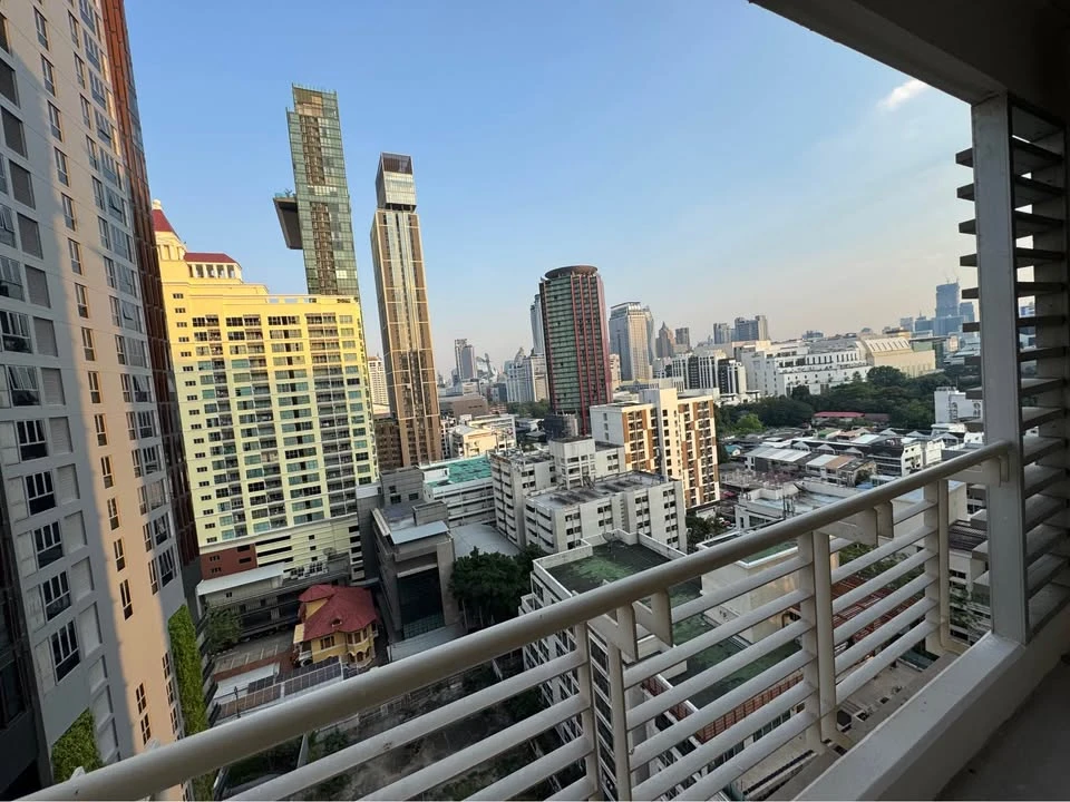 For rent: Baan Klang Krung Siam-Pathumwan, spacious room on the 17th floor, fully furnished and equipped with appliances. Don't miss out!