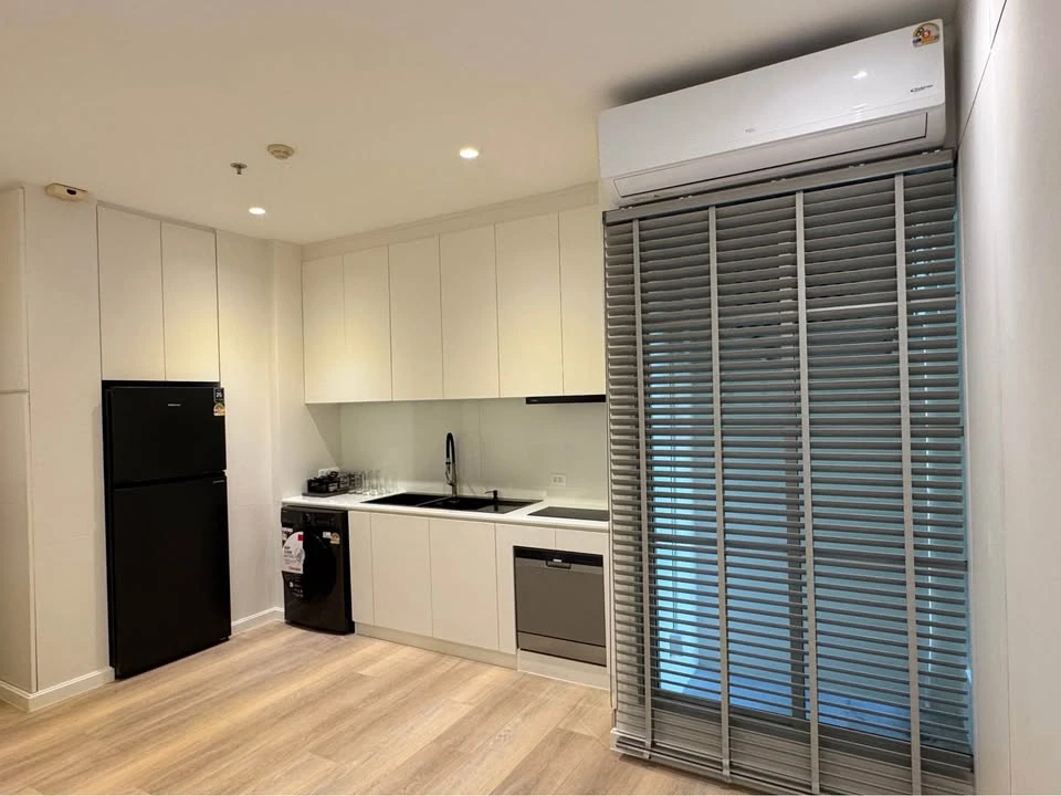 For rent: Baan Klang Krung Siam-Pathumwan, spacious room on the 17th floor, fully furnished and equipped with appliances. Don't miss out!