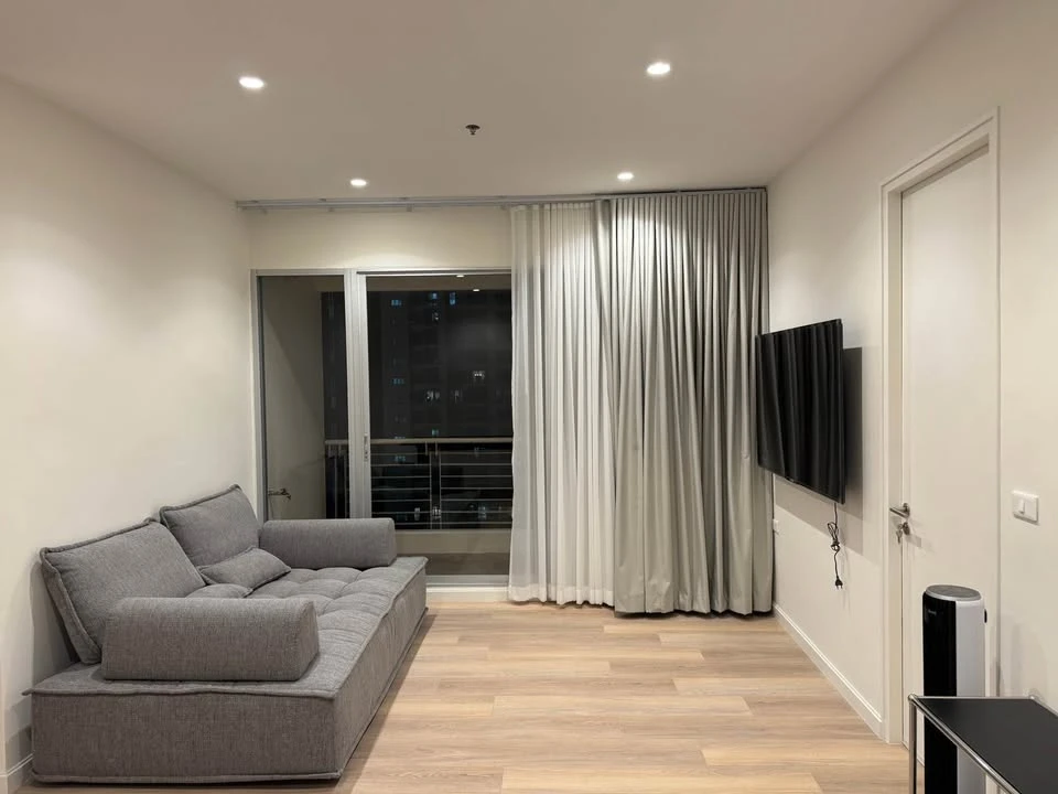 For rent: Baan Klang Krung Siam-Pathumwan, spacious room on the 17th floor, fully furnished and equipped with appliances. Don't miss out!