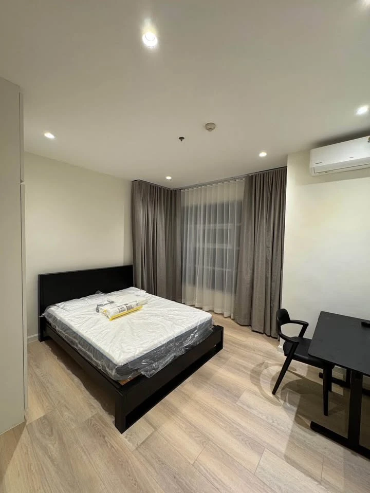 For rent: Baan Klang Krung Siam-Pathumwan, spacious room on the 17th floor, fully furnished and equipped with appliances. Don't miss out!
