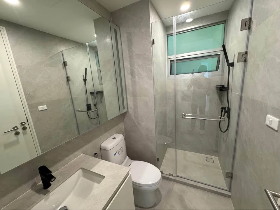 For rent: Baan Klang Krung Siam-Pathumwan, spacious room on the 17th floor, fully furnished and equipped with appliances. Don't miss out!