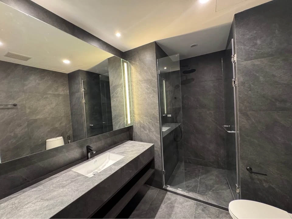For rent: Baan Klang Krung Siam-Pathumwan, spacious room on the 17th floor, fully furnished and equipped with appliances. Don't miss out!