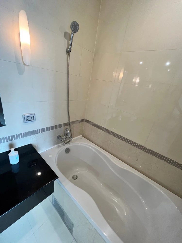 Spacious and comfortable fully furnished rooms for rent at Baan Klang Krung Siam-Pathumwan. Book now!