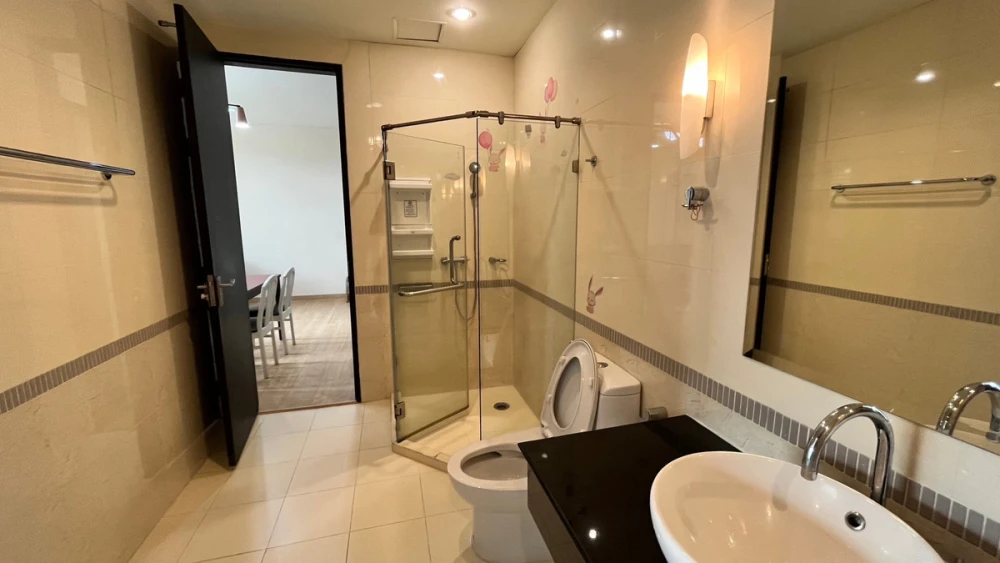 Spacious and comfortable fully furnished rooms for rent at Baan Klang Krung Siam-Pathumwan. Book now!