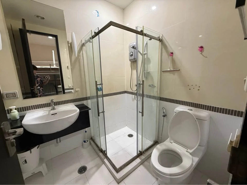 Baan Klang Krung Siam-Pathumwan for rent, spacious room, lots of usable space, good location, convenient transportation, hurry and reserve now!