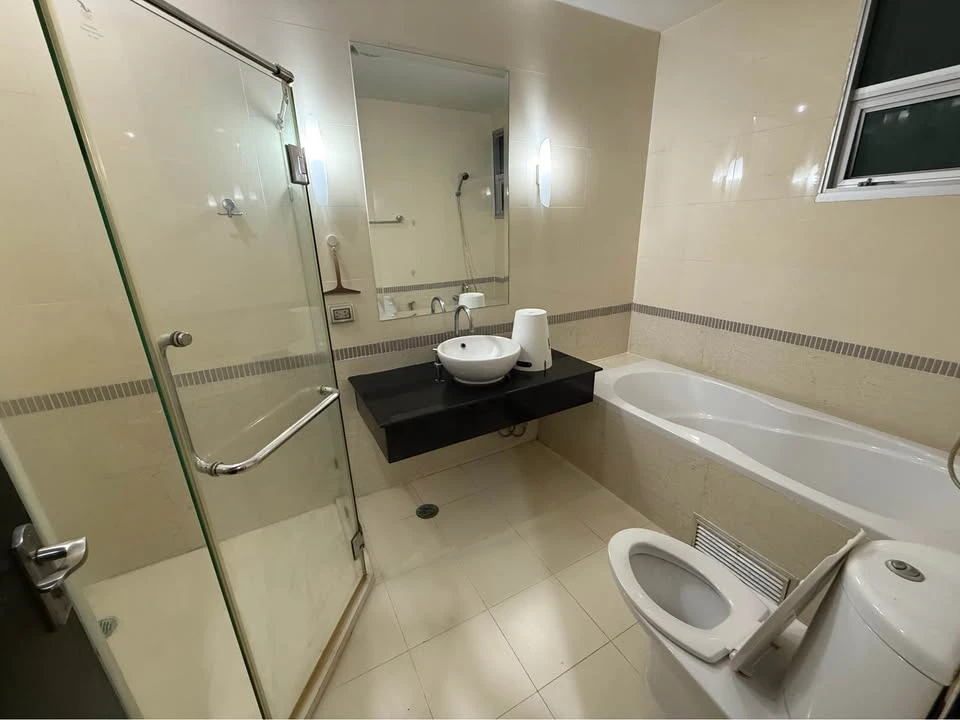 Baan Klang Krung Siam-Pathumwan for rent, spacious room, lots of usable space, good location, convenient transportation, hurry and reserve now!