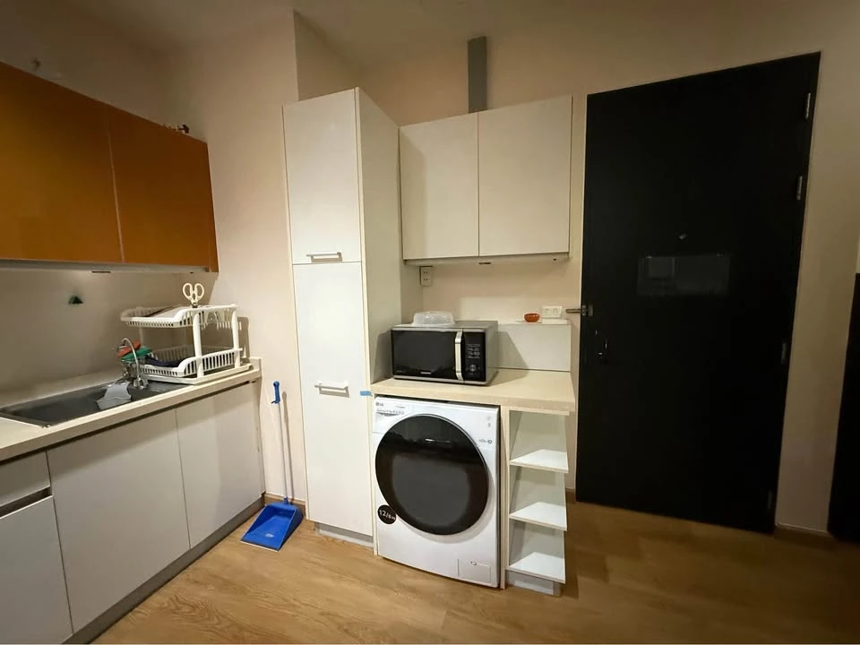 Baan Klang Krung Siam-Pathumwan for rent, spacious room, lots of usable space, good location, convenient transportation, hurry and reserve now!