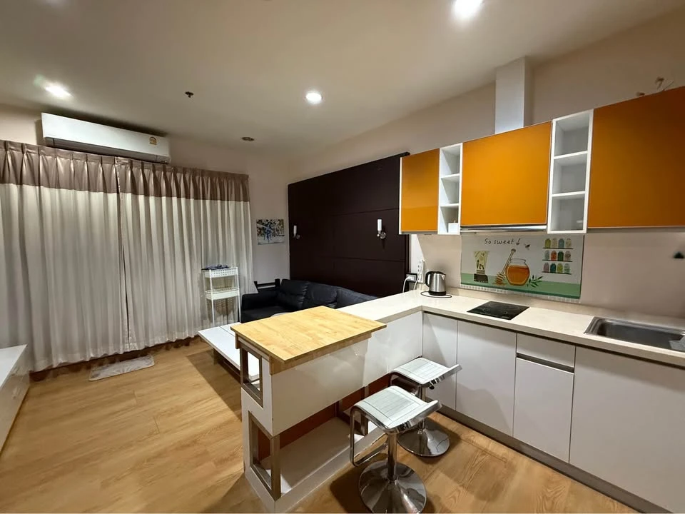 Baan Klang Krung Siam-Pathumwan for rent, spacious room, lots of usable space, good location, convenient transportation, hurry and reserve now!