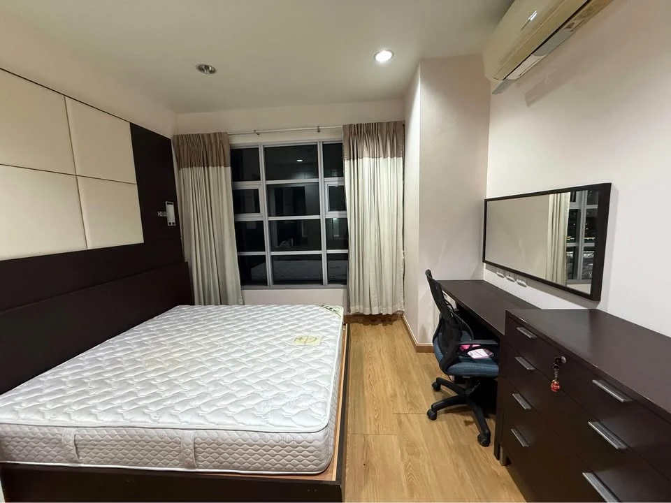 Baan Klang Krung Siam-Pathumwan for rent, spacious room, lots of usable space, good location, convenient transportation, hurry and reserve now!
