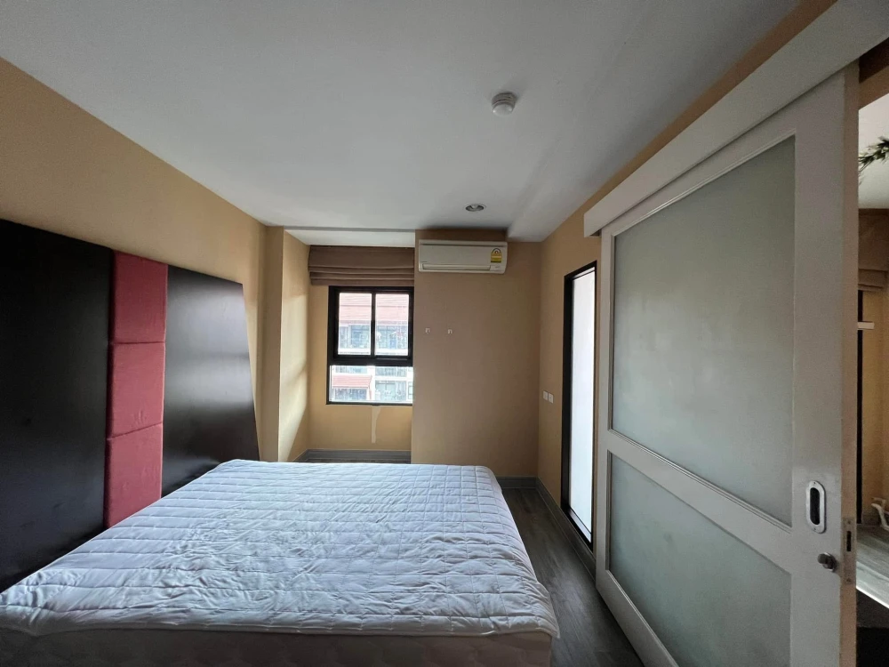 Baan Navatara for rent, a lovely room with complete furniture and appliances. Don't miss out on this great deal!