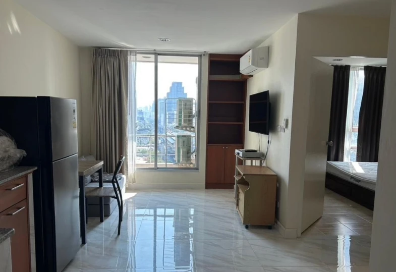 For rent: Baan Pathumwan, 15th floor. A lovely, fully furnished unit. Book now!
