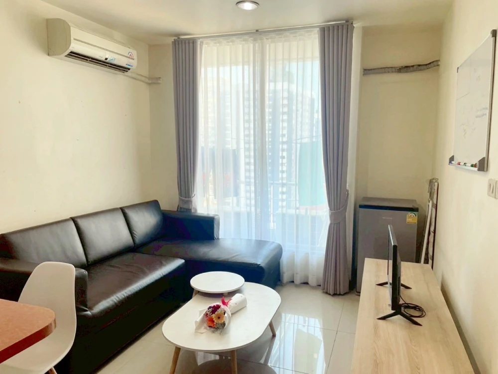 For rent Baan Pathumwan, spacious room, lots of usable space, comes with complete furniture. Don't miss out on this great deal.