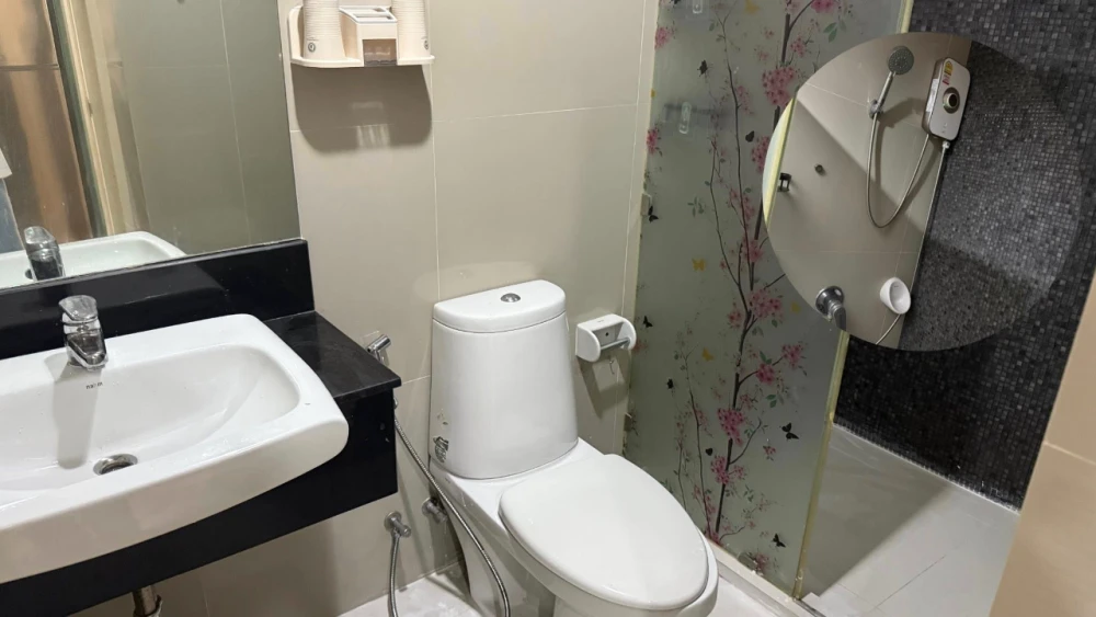 For rent: Bangkok Horizon P48, a room decorated in a minimalist style, bright and clean white, ready to move in.