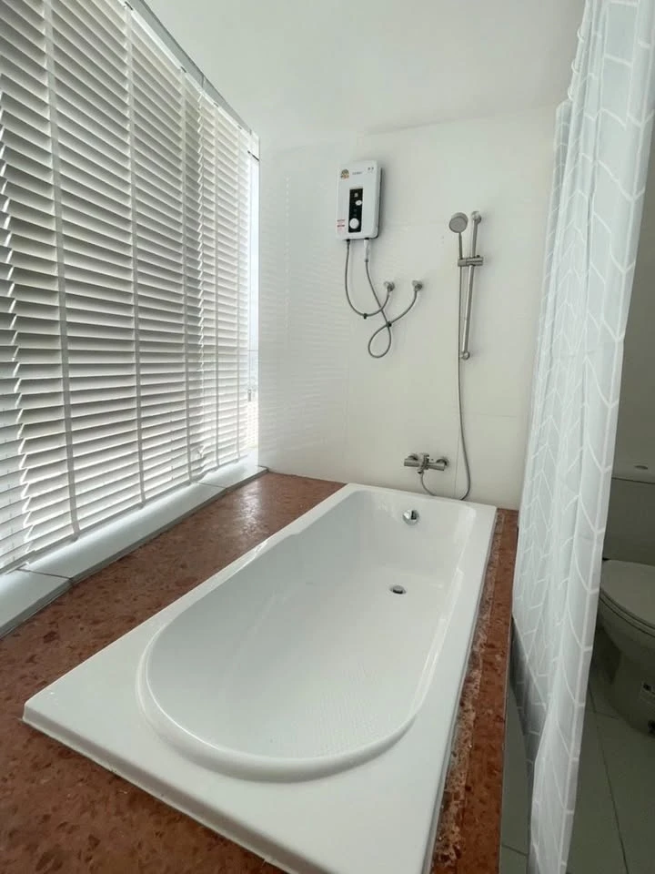 For rent: Bangkok Horizon Ramkhamhaeng. The room is on a very high floor. Fully furnished. Beautiful view. You can't miss this opportunity to reserve.