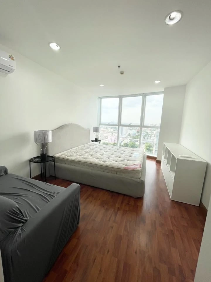 For rent: Bangkok Horizon Ramkhamhaeng. The room is on a very high floor. Fully furnished. Beautiful view. You can't miss this opportunity to reserve.